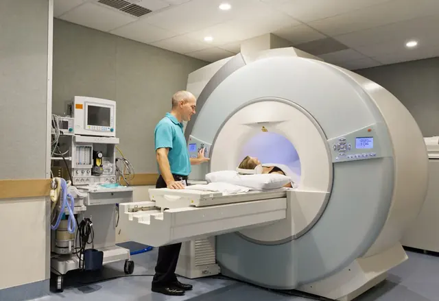 Tecnico Frale durante un intervento su una risonanza magnetica